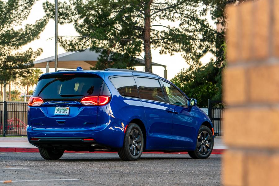  Chrysler Pacifica Hybrid S Appearance Package (RU) 2018 года  (фото 25 из 33)